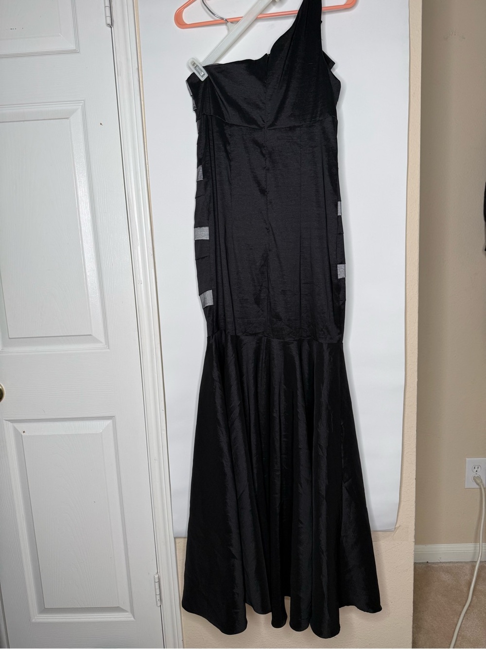 Betsy & Adam Black One-Shoulder Satin-Trim Mermaid Gown - Picture 4 of 9